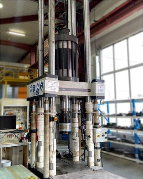 INSTRON 8506 UNIVERSAL TESTING MACHINE